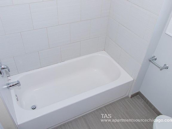 5th image of 1926 W Winona St APT 1
