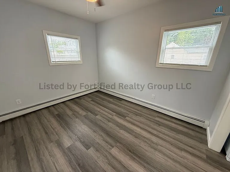 552 Maple St #1R — Photo 4