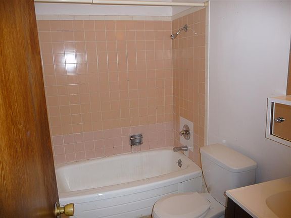 Bathroom Tub & Shower
