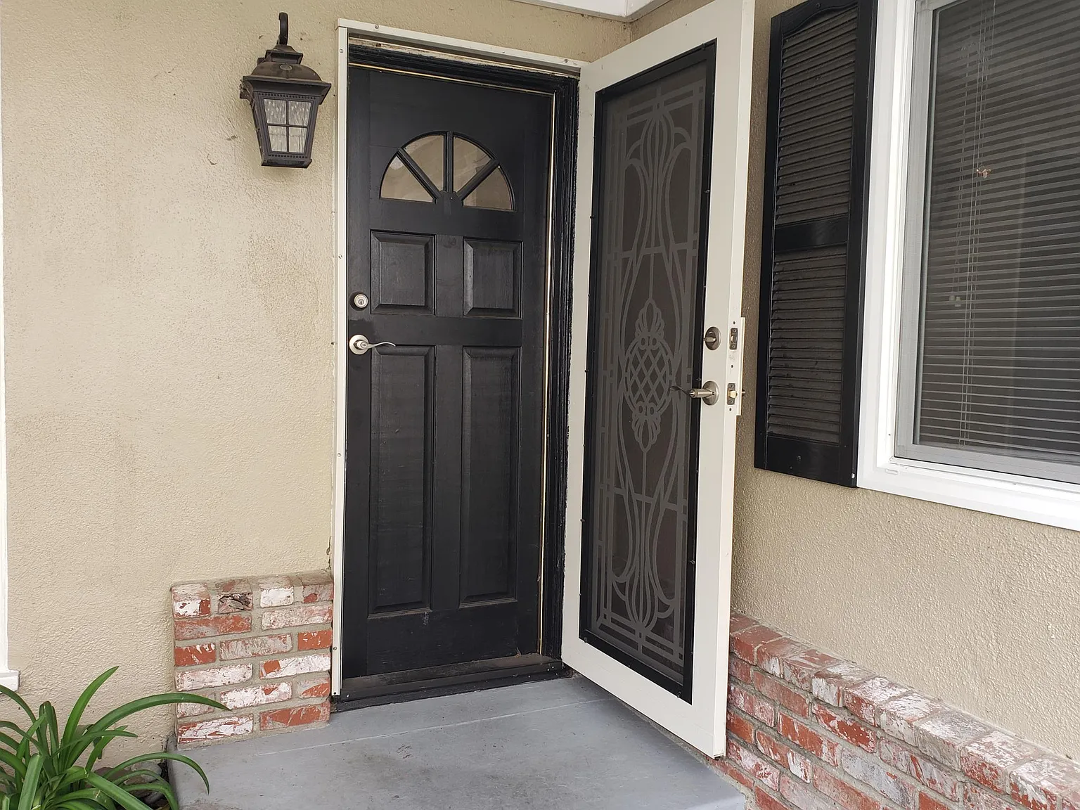 2813 W Clark Ave — Photo 2