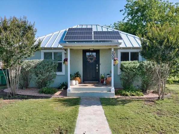 209 E Houston Street, Llano, TX 78643-0000