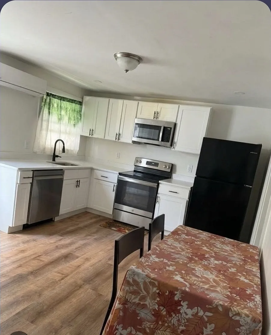 4 bed, 1100 sqft, $2,700 — Photo 3