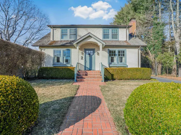 https://photos.zillowstatic.com/fp/9c9c4ae3033a640ff374006d7ad78994-p_e.webp