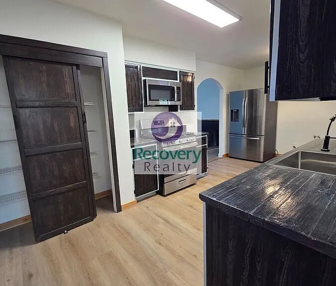 24245 Grand View Ave — Photo 9