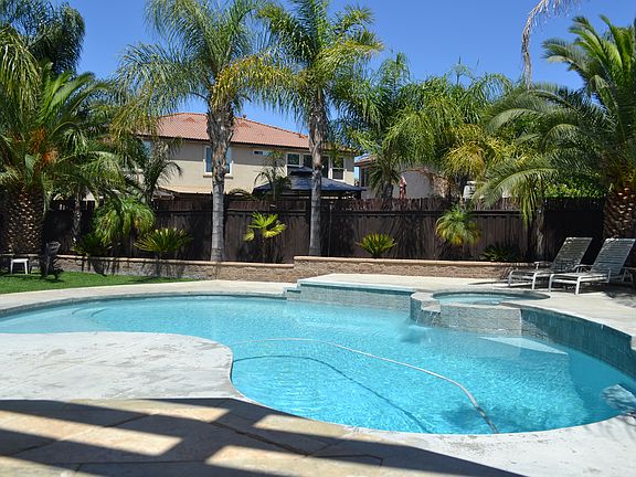 Saltwater Pool/Jacuzzi