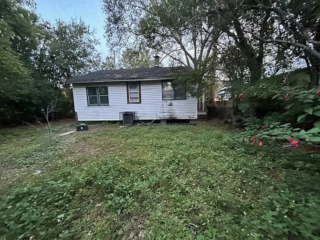3033 Thomas St — Photo 2