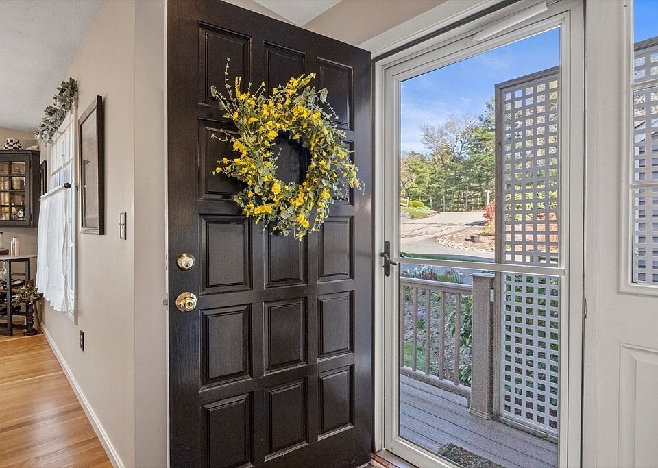 1st image of 6 Aspen Rd Unit 6