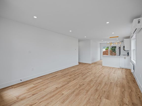 4th image of 37 Evelyn St