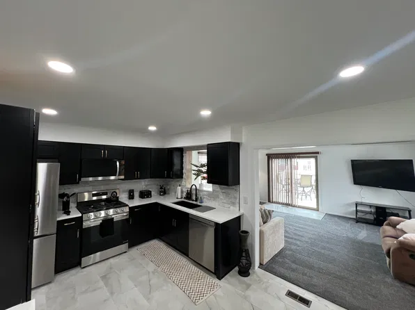 8739 Royce Dr, Sterling Heights, MI 48313