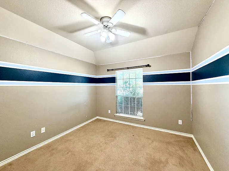 902 Rockton Dr — Photo 16