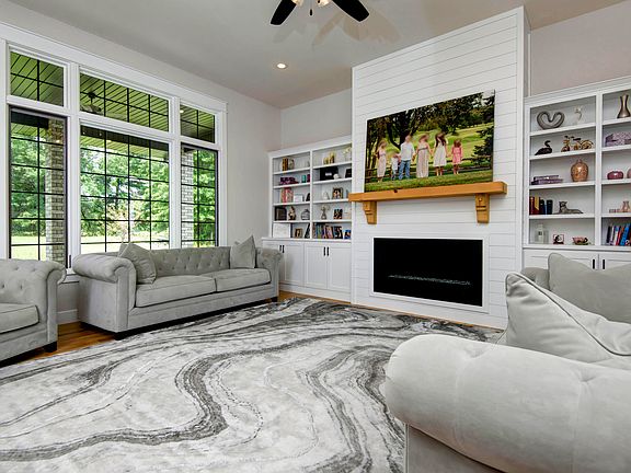 4th image of 3247 W Bluffview Street