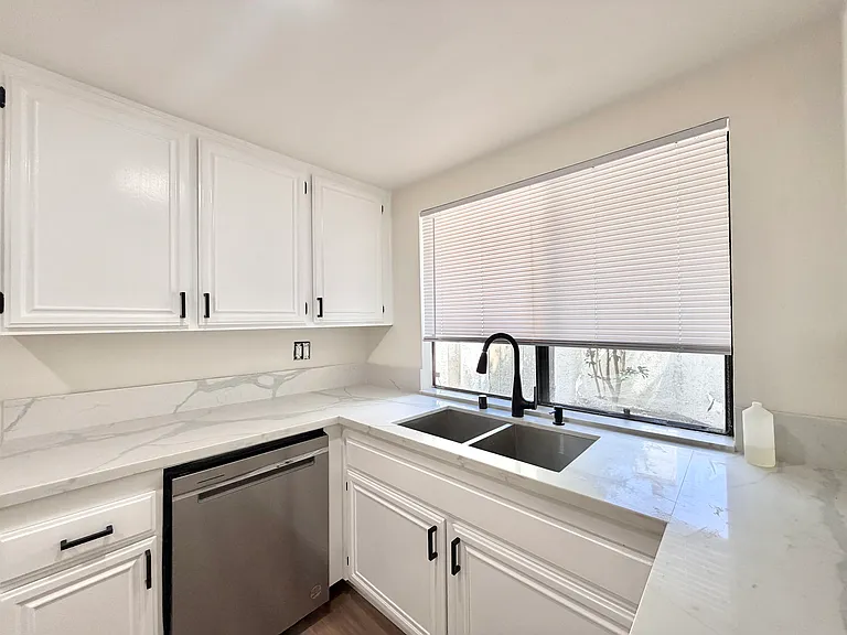 21500 Califa St #163 — Photo 7