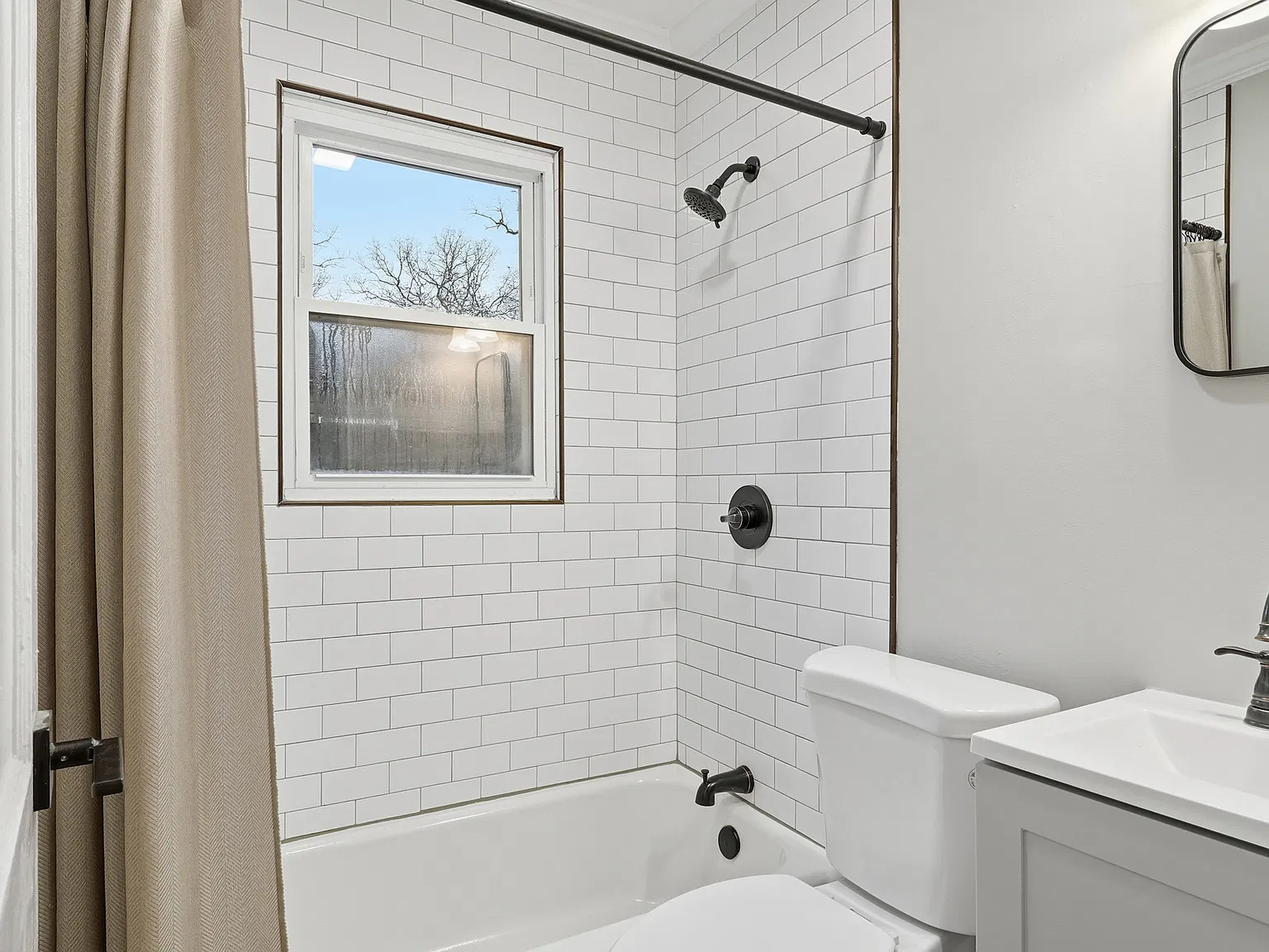 3 bed, 858 sqft, $1,600 — Photo 2