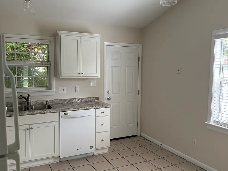 811 Varsity Dr — Photo 11