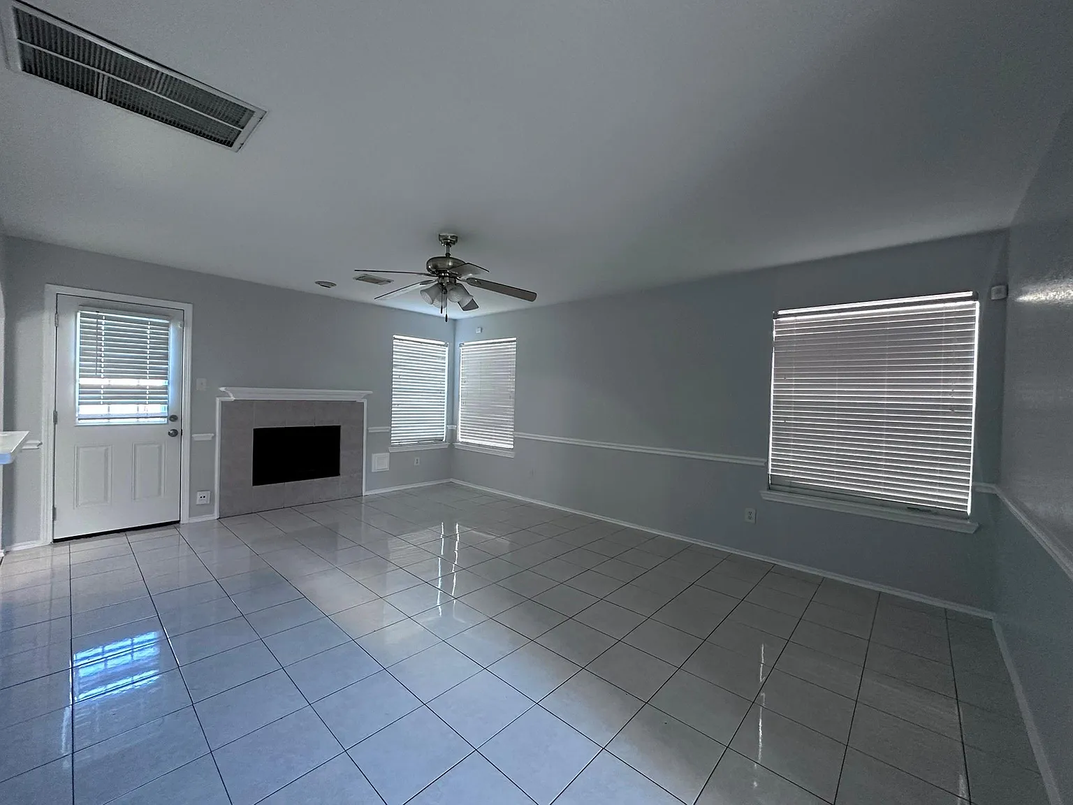 3 bed, 2.5 bath, 1881 sqft, $2,100 — Photo 3