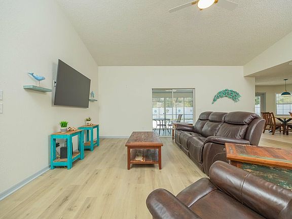 4th image of 32 Woodford Ln