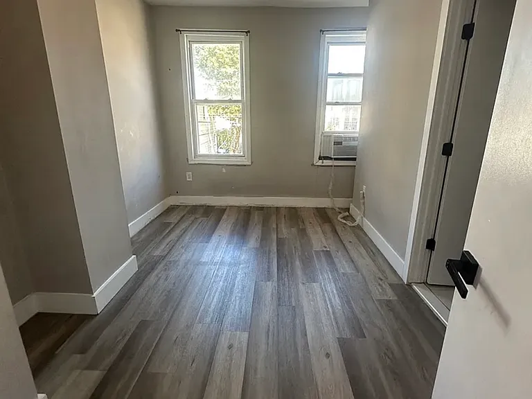 45 Logan Ave #3R — Photo 4