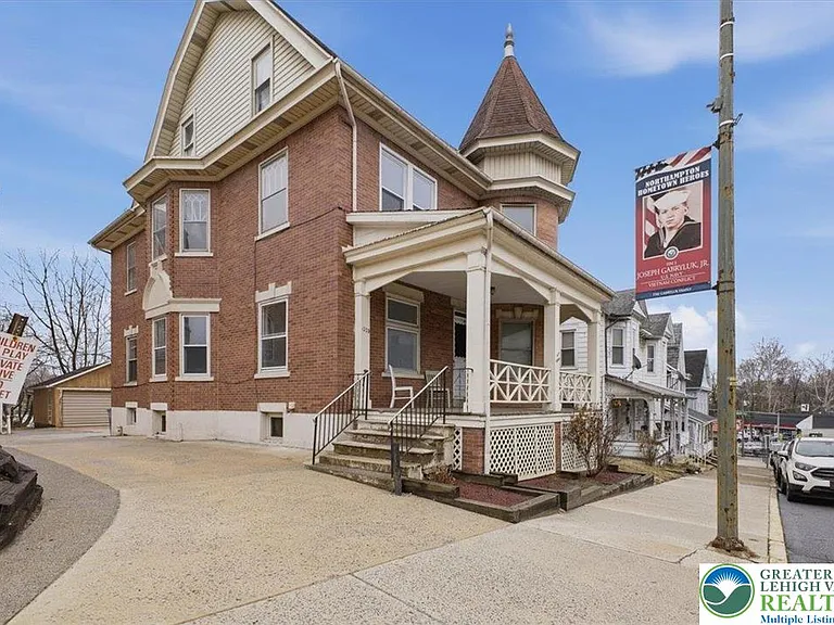 1229 Main St — Photo 2