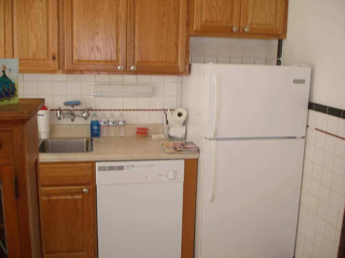 Studio, $870 — Photo 2