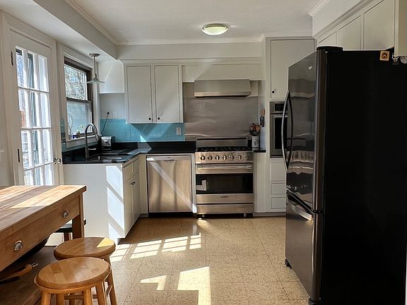 5th image of 19 Curtis Ave