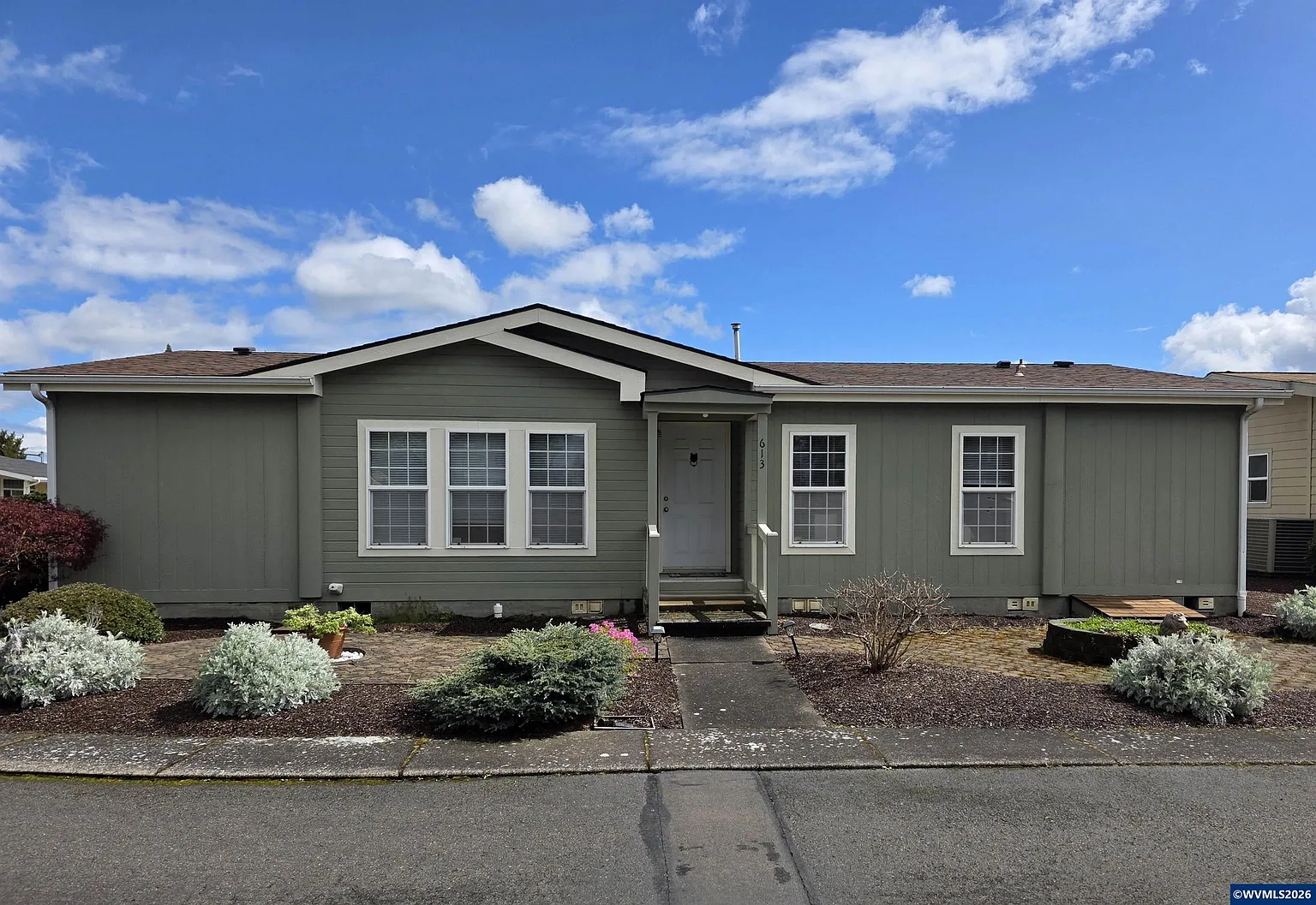 613 Royalty Cir NE photo 1