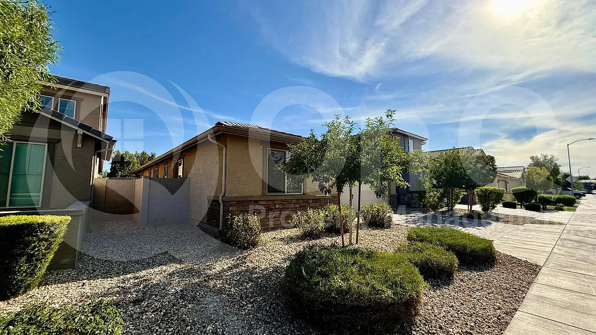 3 bed, 2.0 bath, 2006 sqft, $2,400 — Photo 4