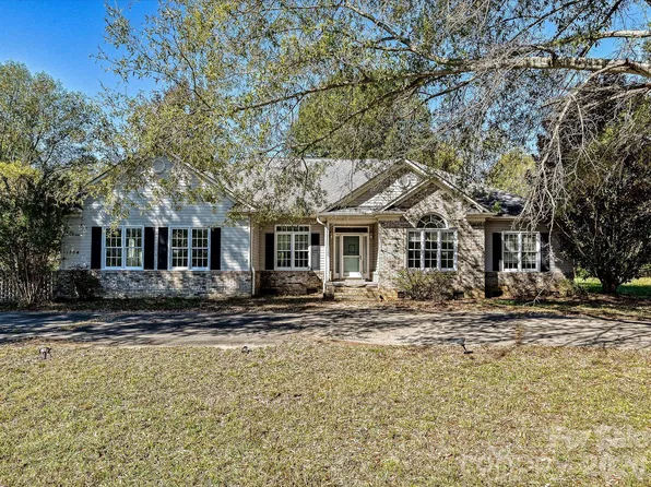 1704 Colfax Dr, Concord, NC 28025