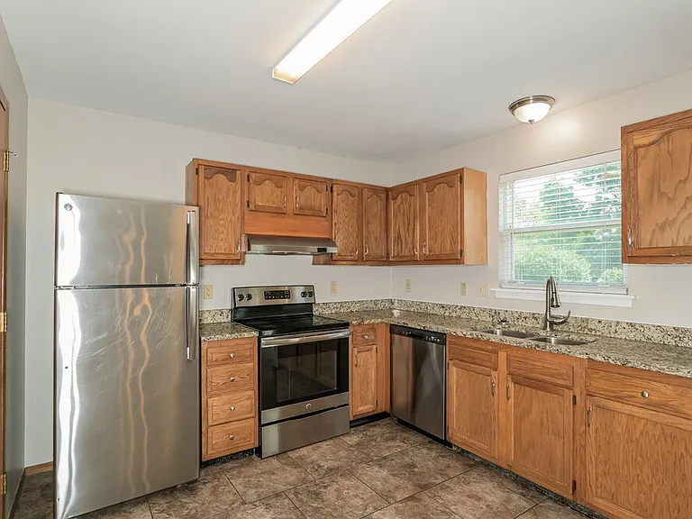 402 Waterside Dr — Photo 8