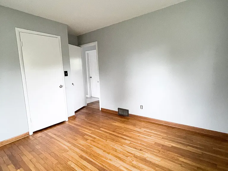 5800 Harlem Rd — Photo 12
