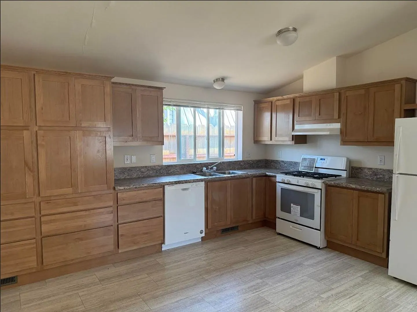 Newer 2 bedroom house on quiet street — Photo 3