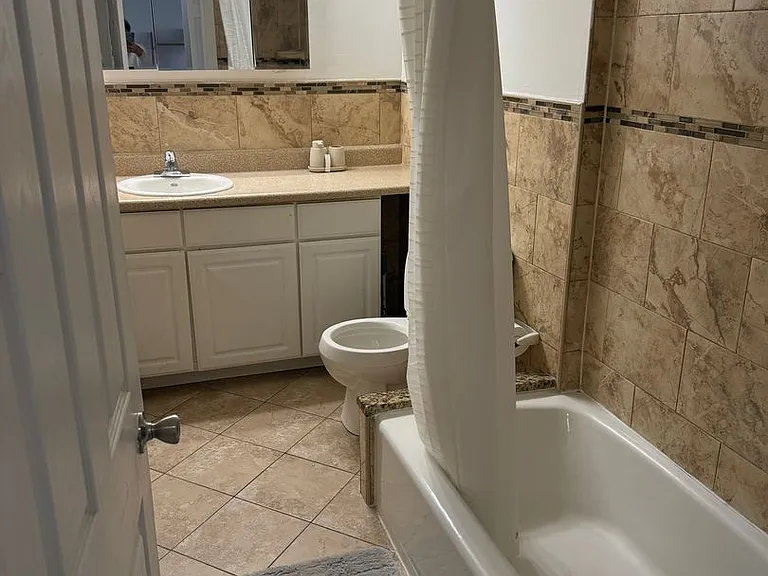 Colonial Point Apartments — Photo 43