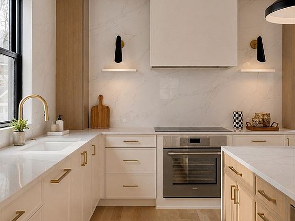 4th image of 21 S Waverly St #21