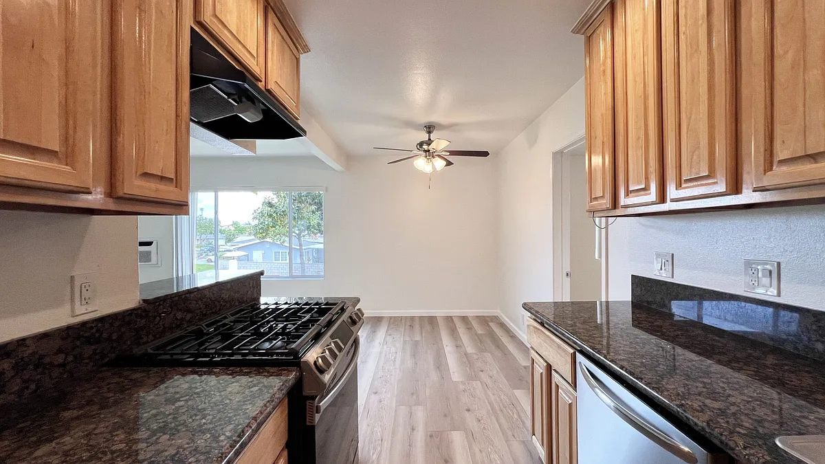 Building Photo - 2642 W Porter Ave #12