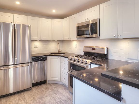 3rd image of 133 Grand St #301
