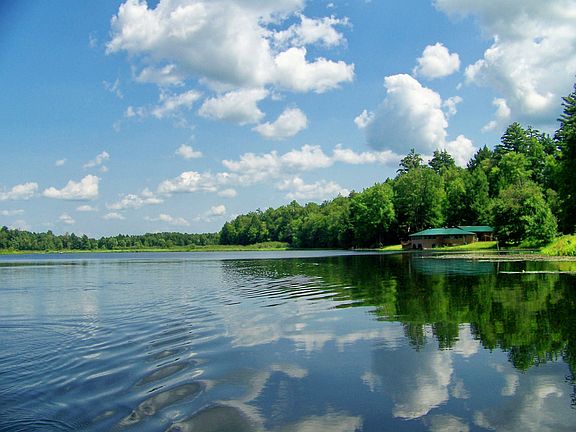 Lakefront 4 Bedroom/2 bath home with 3 bedroom guest house