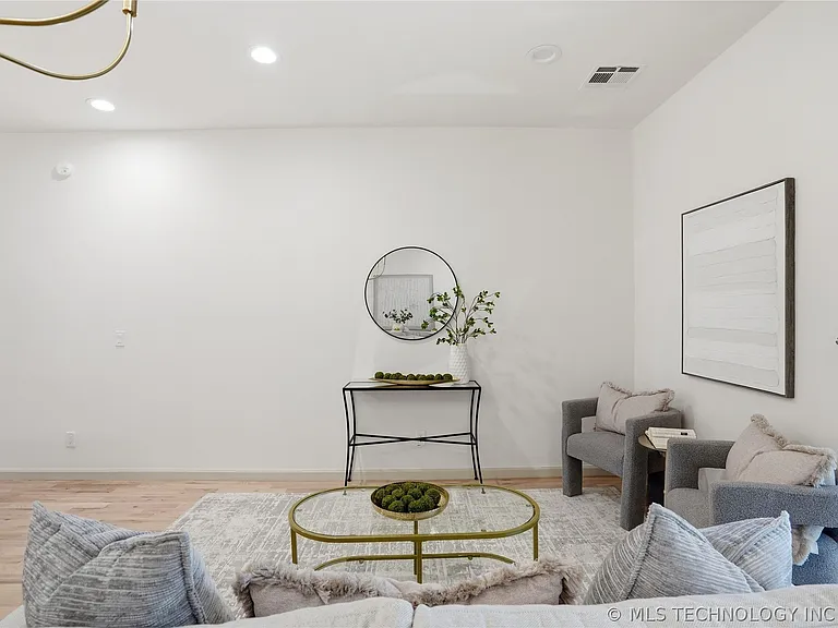 1414 E University Ave — Photo 18