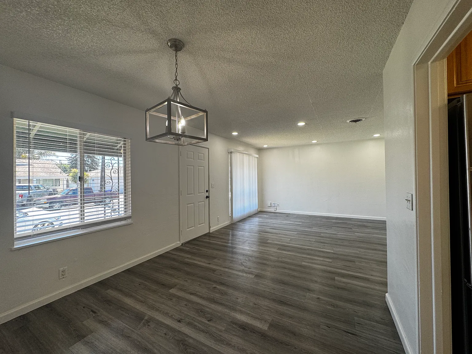3 bed, 1050 sqft, $3,300 — Photo 4