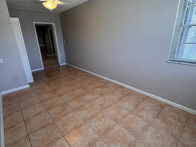 7504 N Thatcher Ave — Photo 18