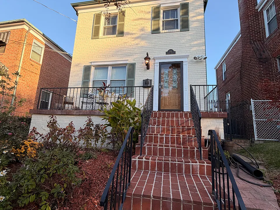 214 Oneida St NE