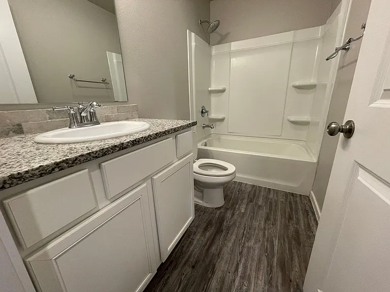2140 N Texas Ave — Photo 9