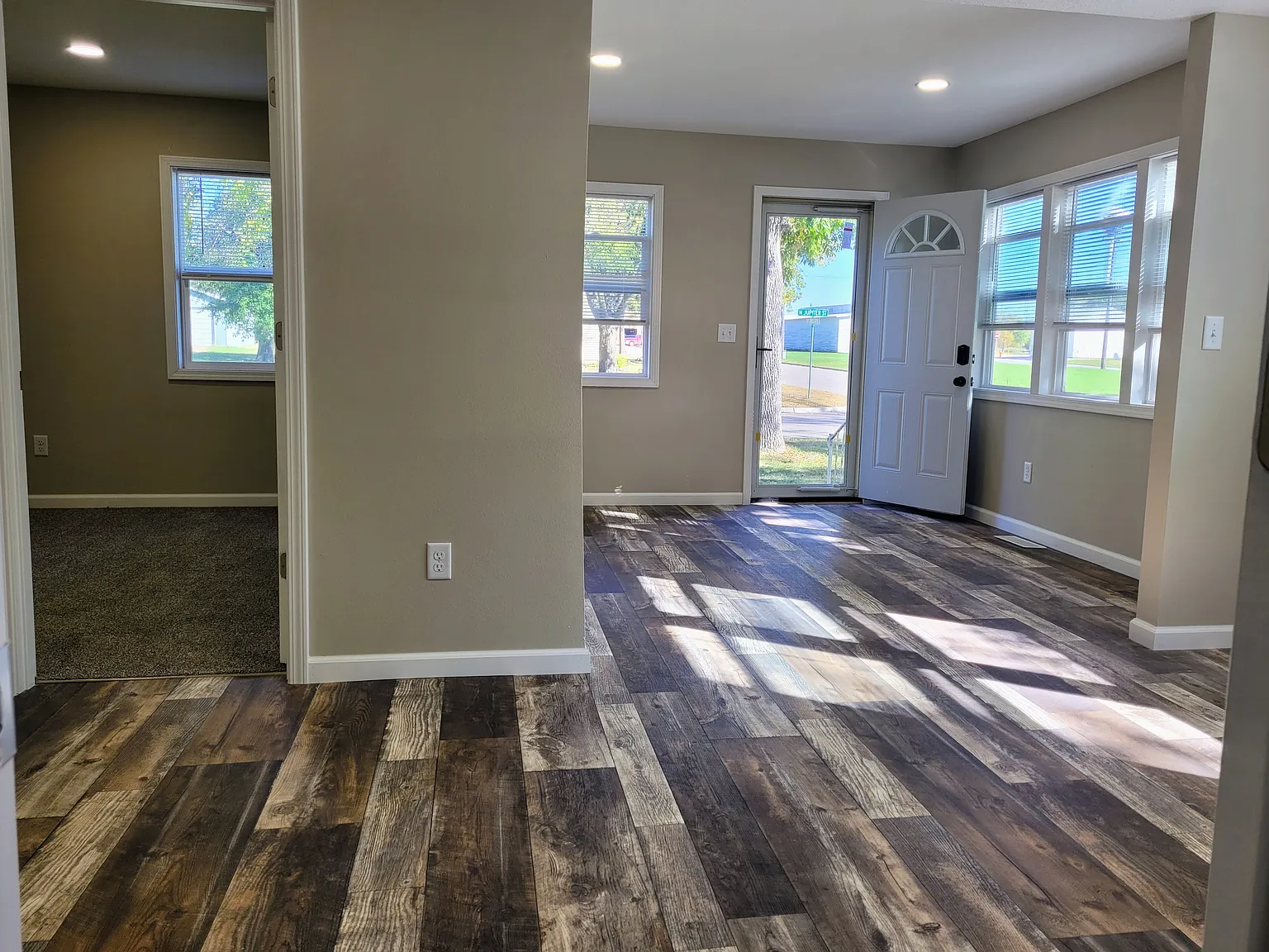 3 bed, 990 sqft, $1,700 — Photo 3