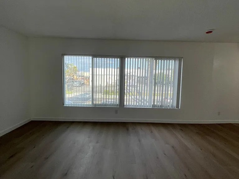 Van Ness Apartments — Photo 18