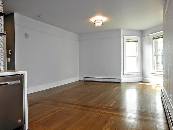 3rd image of 497 29th St #1