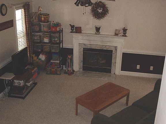 9 Ft Smooth Ceilings*Berber Carpet*Chairrail & Molding*