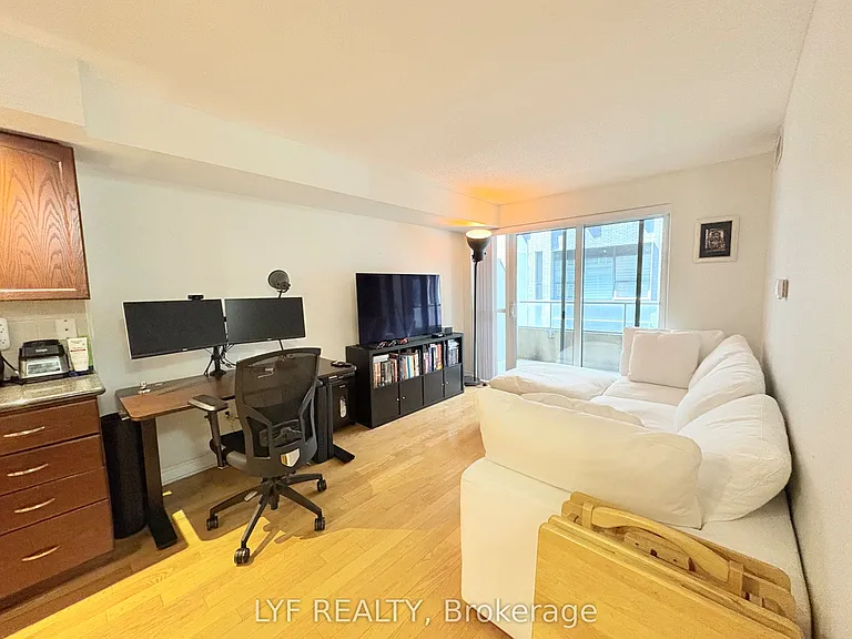 270 Wellington St W #624 — Photo 12