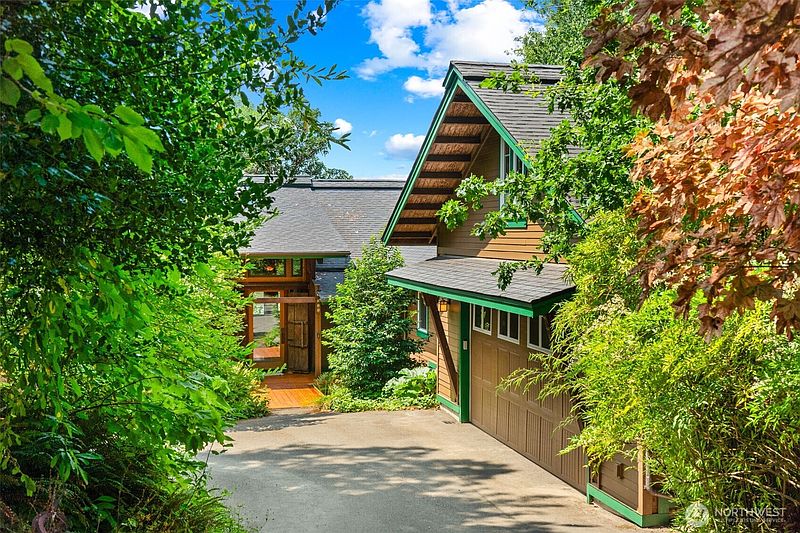 2nd image of 6037 Swayne Drive NE