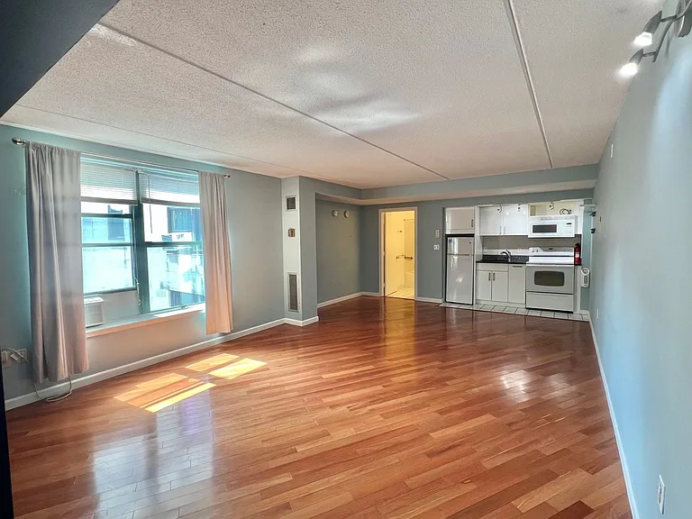 108 Peterborough St #4H — Photo 4