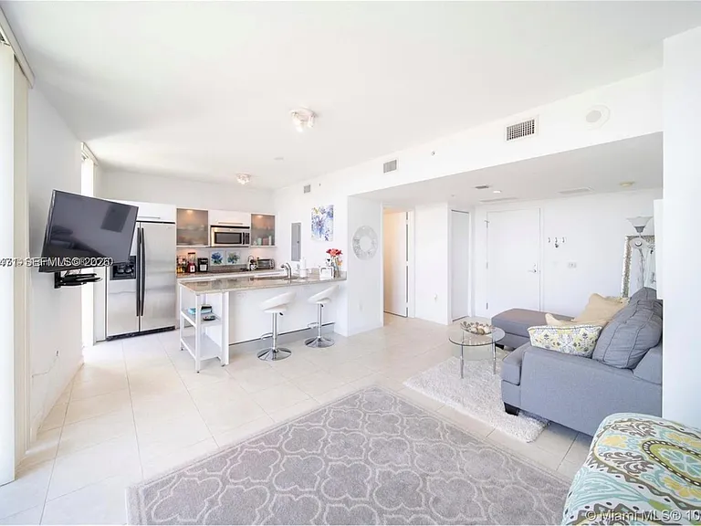 185 SW 7th St #3600 — Photo 3