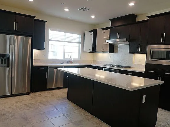 3 bed, 2.5 bath, 1842 sqft, $4,999 — Photo 2