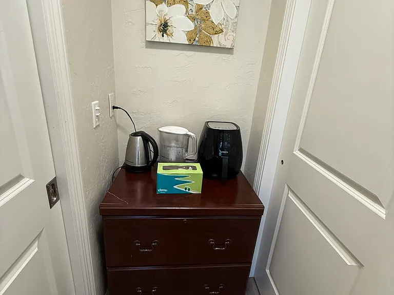 It has a small kitchenette offers air fryer, hot water kettle and water filter.